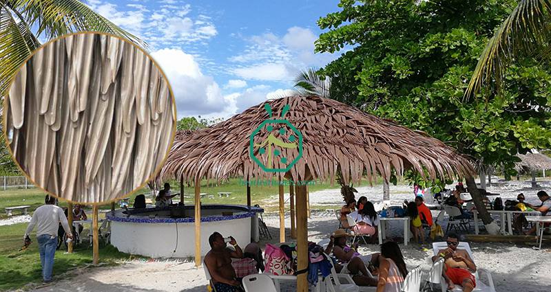 Remplacement du toit de chaume du parasol du parc d'attractions par des tuiles de toit en chaume de palmier en plastique