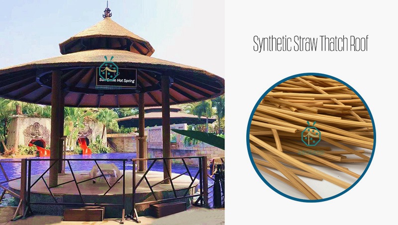 Toit de chaume en paille synthétique pour l'aménagement paysager au bord de l'eau pour les villas de l'hôtel de plage