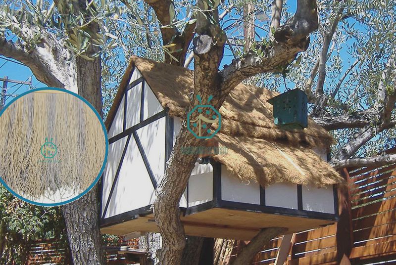 Beau toit de chaume artificiel de cabane dans les arbres pour la décoration de villa d'hôtel de station de montagne