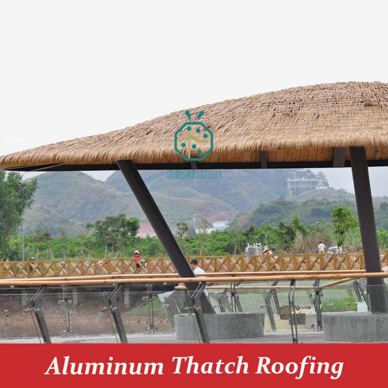 Diverses applications pour les panneaux de toit en chaume en aluminium, tels que gazebo de parc, pavillon de zoo, pergola de centre commercial, abri en bois de restaurant