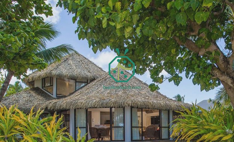 Remplacement du toit de chaume des chambres d'hôtes de la villa de plage de l'hôtel Hideaway Resort par des tuiles en plastique en palmier