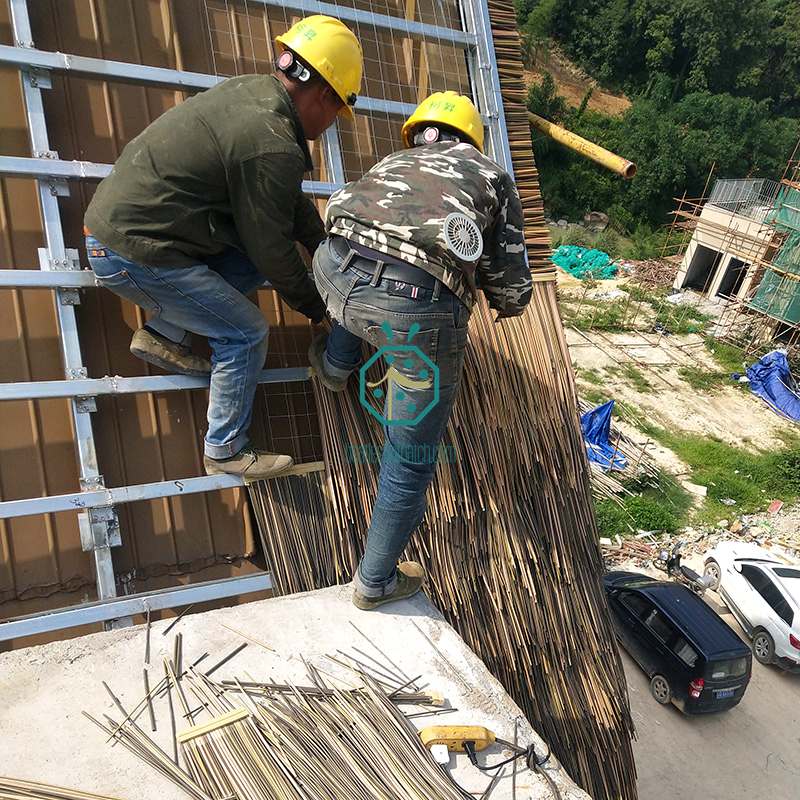 Installation de toiture en chaume de roseau artificiel pour le parc à thème