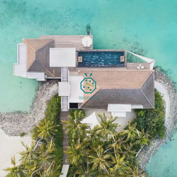 Projets de toiture artificielle en chaume de Kajan aux Maldives pour un bungalow avec piscine sur la plage
